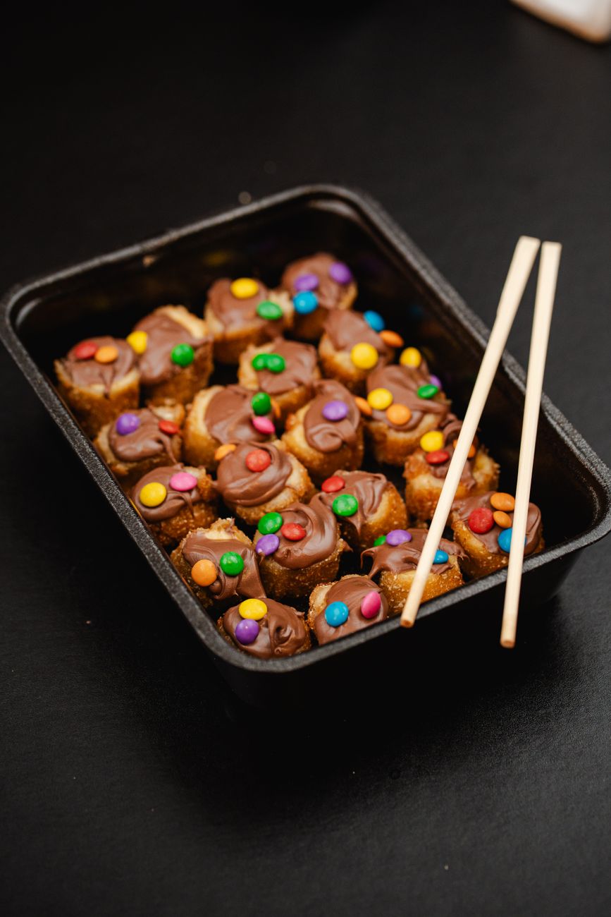Süßes Sushi kann einfach oder aufwendig sein - aber ist immer lecker