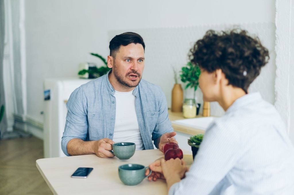 Brauchen Männer Frauen mehr als Frauen Männer? Das steckt hinter dem Begriff&nbsp;Mankeeping