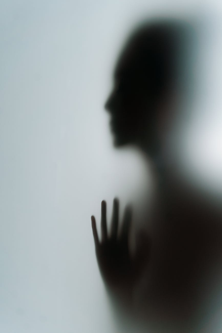 Silent Treatment: Warum Narzissten Schweigen als Waffe einsetzen und wie du dich wehrst