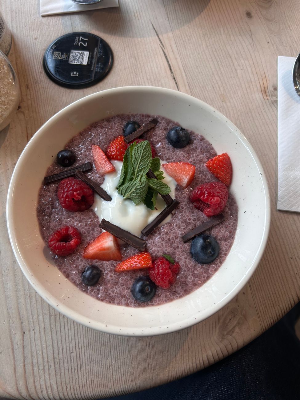 Schon mal Schoko Chia Pudding oder Kaffee Chia Pudding probiert? Chia Pudding Rezepte dürfen gerne vielseitig sein.